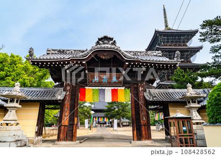 香川 善通寺　南大門と五重塔 108428562