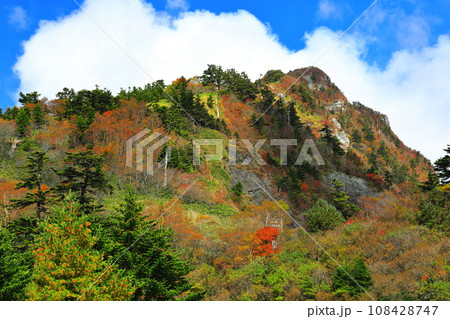 晴天の瓶ヶ森の紅葉 晴天の瓶ヶ森の紅葉 108428747