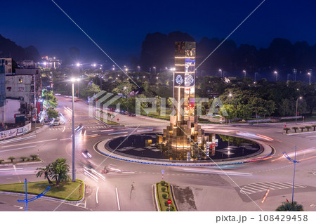 ベトナムハロン市のクロックタワーのある交差点とハロン湾の夜景 108429458