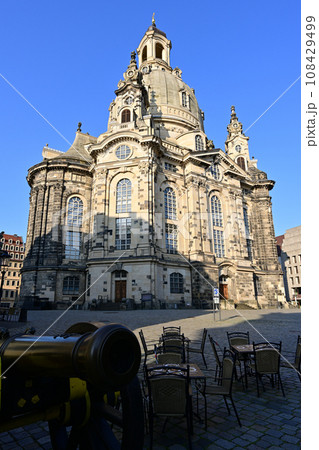 ドレスデン旧市街の街並み・聖母教会／ドイツ 108429499