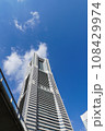 ランドマークタワーを見上げる 108429974