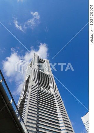 ランドマークタワーを見上げる 108429974