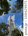 ランドマークタワーを見上げる 108429975