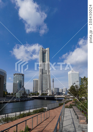 横浜市庁舎より望むランドマークタワー 108430024