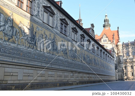 ドレスデン旧市街の街並み・マイセン磁器絵画「君主の行列」／ドイツ 108430032