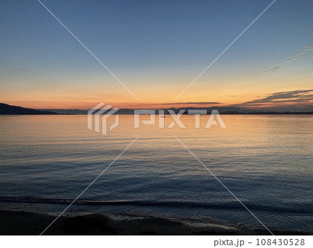 海と夕焼け空のグラデーション 海と夕焼け空のグラデーション 108430528