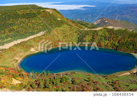秋の一切経山から見る五色沼「魔女の瞳」絶景 秋の一切経山から見る五色沼「魔女の瞳」絶景 108430554