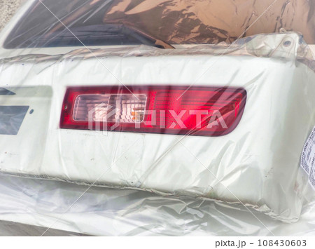 ビニールに梱包された軽ワゴン車のリアバンパー 108430603