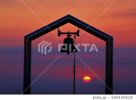 希望の鐘と夕暮れ 108430829