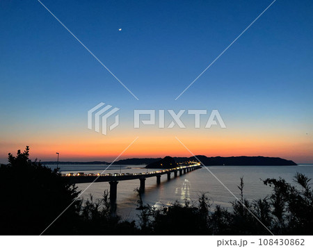 角島大橋の夕景と三日月 108430862