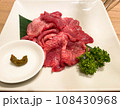 お皿に盛り付けた焼く前の牛タン 108430968
