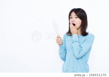 口臭が気になる30代の女性 口臭が気になる30代の女性 108431170