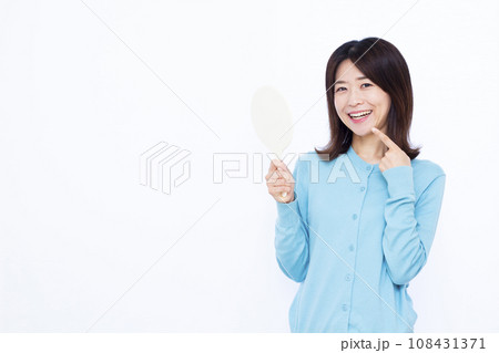 歯を指差す30代の女性 歯を指差す30代の女性 108431371