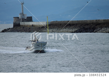 大牟田市　三池港　帰港する釣船、 108431524