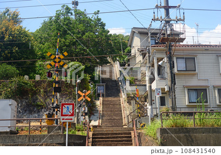 尾道踏切向こうの信行寺参道千光寺道を望む-2 108431540