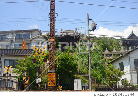 尾道踏切向こうの宝土寺山門を望む 108431544
