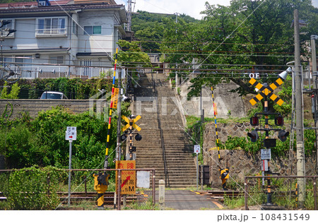 尾道踏切向こうの持光寺参道階段を望む-1 108431549