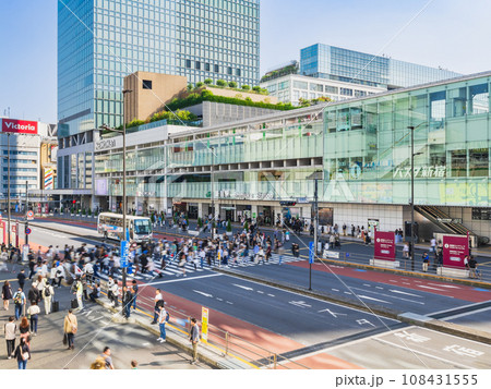 三連休初日の新宿駅南口 三連休初日の新宿駅南口 108431555