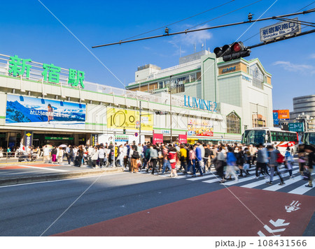 三連休初日の新宿駅南口 108431566
