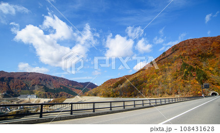 秋田県紅葉のドライブコース　夢仙人大橋 108431628