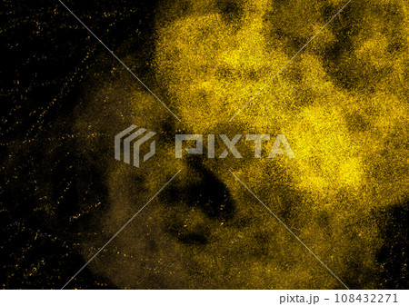 黒背景に輝く金粉の星屑 108432271