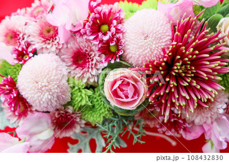 おめでたい赤のお正月フラワーアレンジメント 108432830