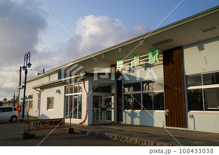 根室本線(花咲線)の厚岸駅の駅舎 根室本線(花咲線)の厚岸駅の駅舎 108433038