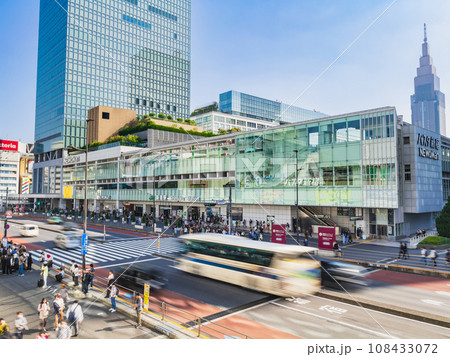 三連休初日の新宿駅南口 三連休初日の新宿駅南口 108433072