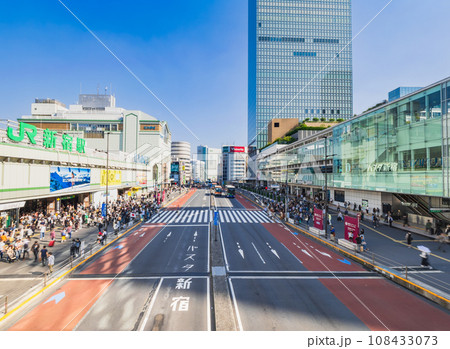 三連休初日の新宿駅南口 108433073