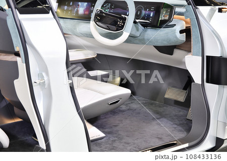 EVカーの運転席 EVカーの運転席 108433136