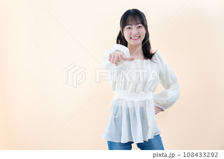 ポーズをする若い女性 ポーズをする若い女性 108433292