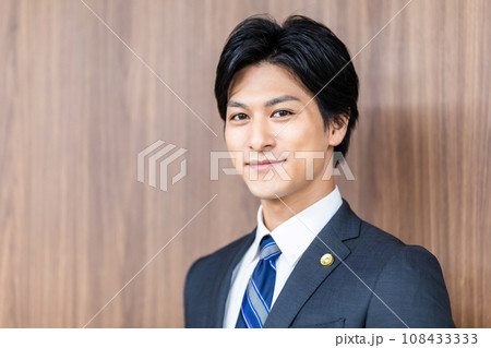 法廷に立つ男性弁護士 108433333