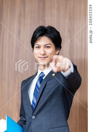 法廷に立つ若手弁護士 108433334