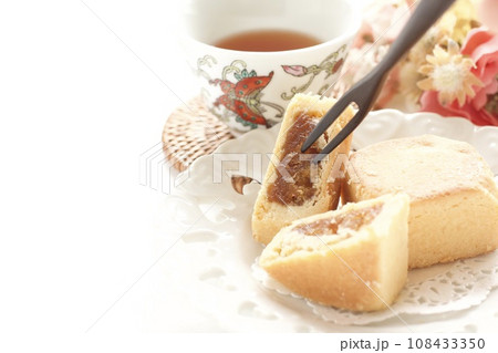 パイナップルケーキでティータイム 108433350