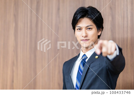 法廷に立つ若手弁護士 108433746