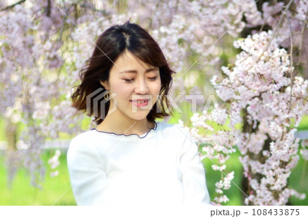 桜を背景にした若い女性 桜を背景にした若い女性 108433875