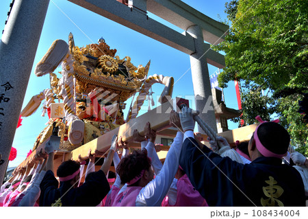 播州姫路の秋祭り　英賀神社　屋台の宮入風景 108434004