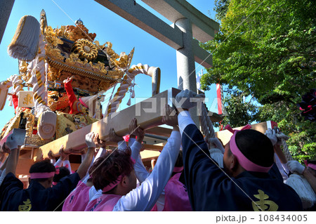 播州姫路の秋祭り 英賀神社 屋台の宮入風景 播州姫路の秋祭り 英賀神社 屋台の宮入風景 108434005