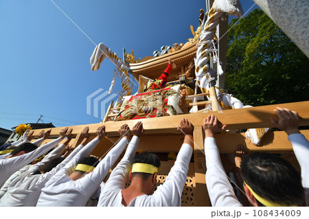播州姫路の秋祭り 英賀神社 屋台の宮入風景 播州姫路の秋祭り 英賀神社 屋台の宮入風景 108434009