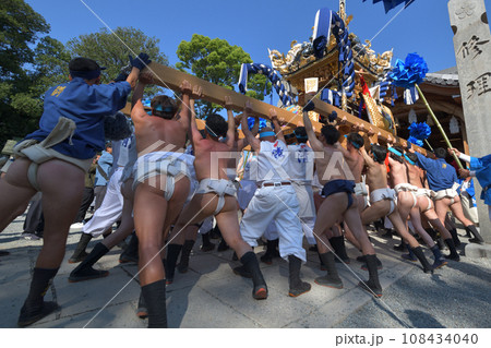 播州姫路の秋祭り 英賀神社 本殿前で屋台を練り上げる 播州姫路の秋祭り 英賀神社 本殿前で屋台を練り上げる 108434040