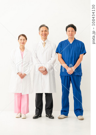 医療　ドクター　3人　縦 108434130