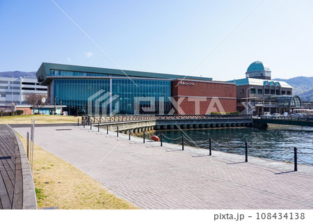 晴れ渡った大和波止場付近の海景（広島県呉市） 108434138