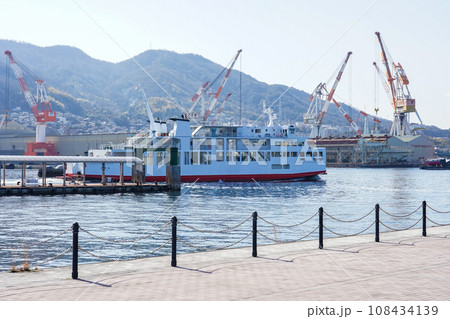 晴れ渡った大和波止場付近の海景（広島県呉市） 108434139