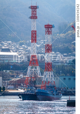 晴れ渡った大和波止場付近の海景（広島県呉市） 108434142
