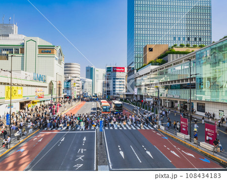 三連休初日の新宿駅南口 三連休初日の新宿駅南口 108434183
