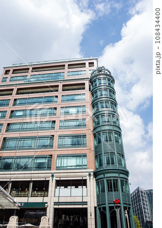 そびえ立つ近代的なガラス張りの高層ビル　ロンドンのリバプール・ストリートの街並み 108434400