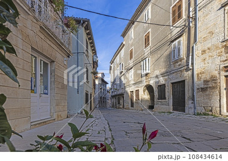 Picture from the town of Groznjan with idyllic cobbled streets and buildings made of natural stone Picture from the town of Groznjan with idyllic cobbled streets and buildings made of natural stone 108434614