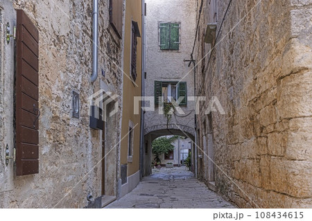 Picture from the town of Groznjan with idyllic cobbled streets and buildings made of natural stone Picture from the town of Groznjan with idyllic cobbled streets and buildings made of natural stone 108434615