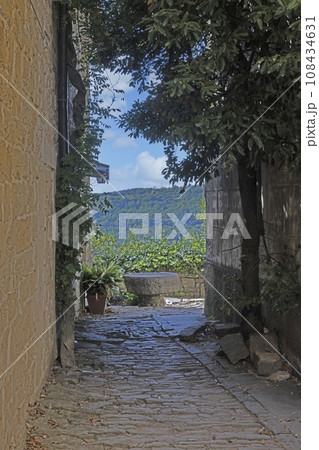 Picture from the town of Groznjan with idyllic cobbled streets and buildings made of natural stone 108434631