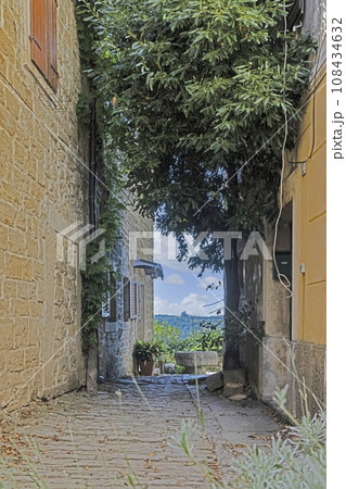Picture from the town of Groznjan with idyllic cobbled streets and buildings made of natural stone 108434632